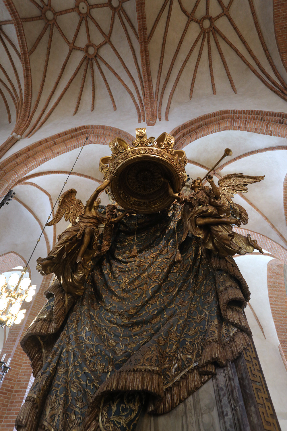 bill-hocker-royal-crown-stockholm-cathedral-stockholm-sweden-2019