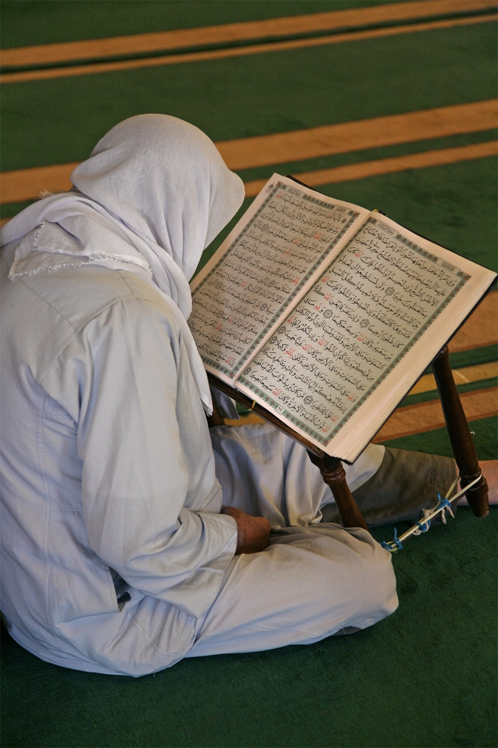 bill-hocker-reading-the-koran-umayyad-mosque-aleppo-syria-2008