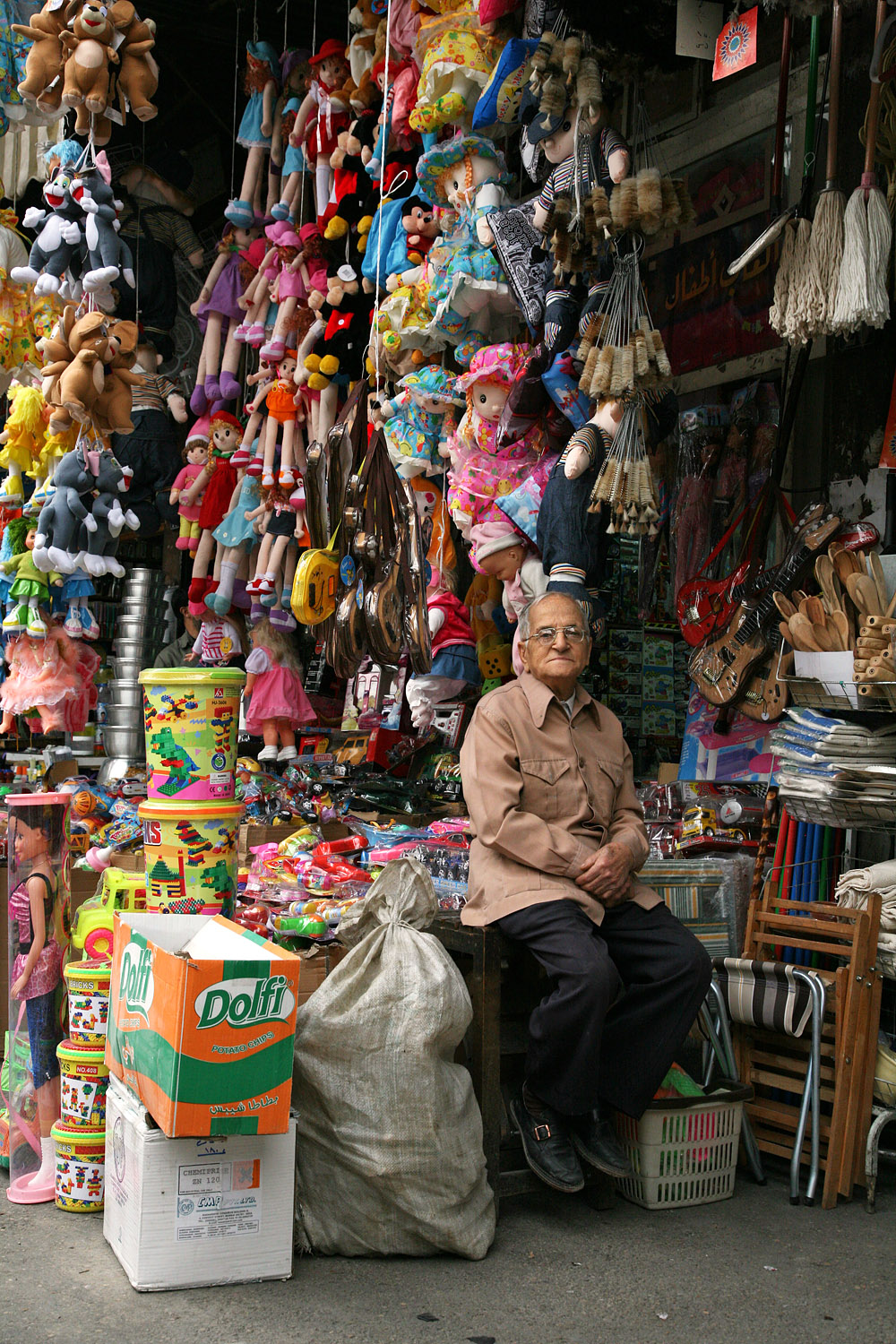 bill-hocker-toys-al-hamidiyah-souq-damascus-syria-2008