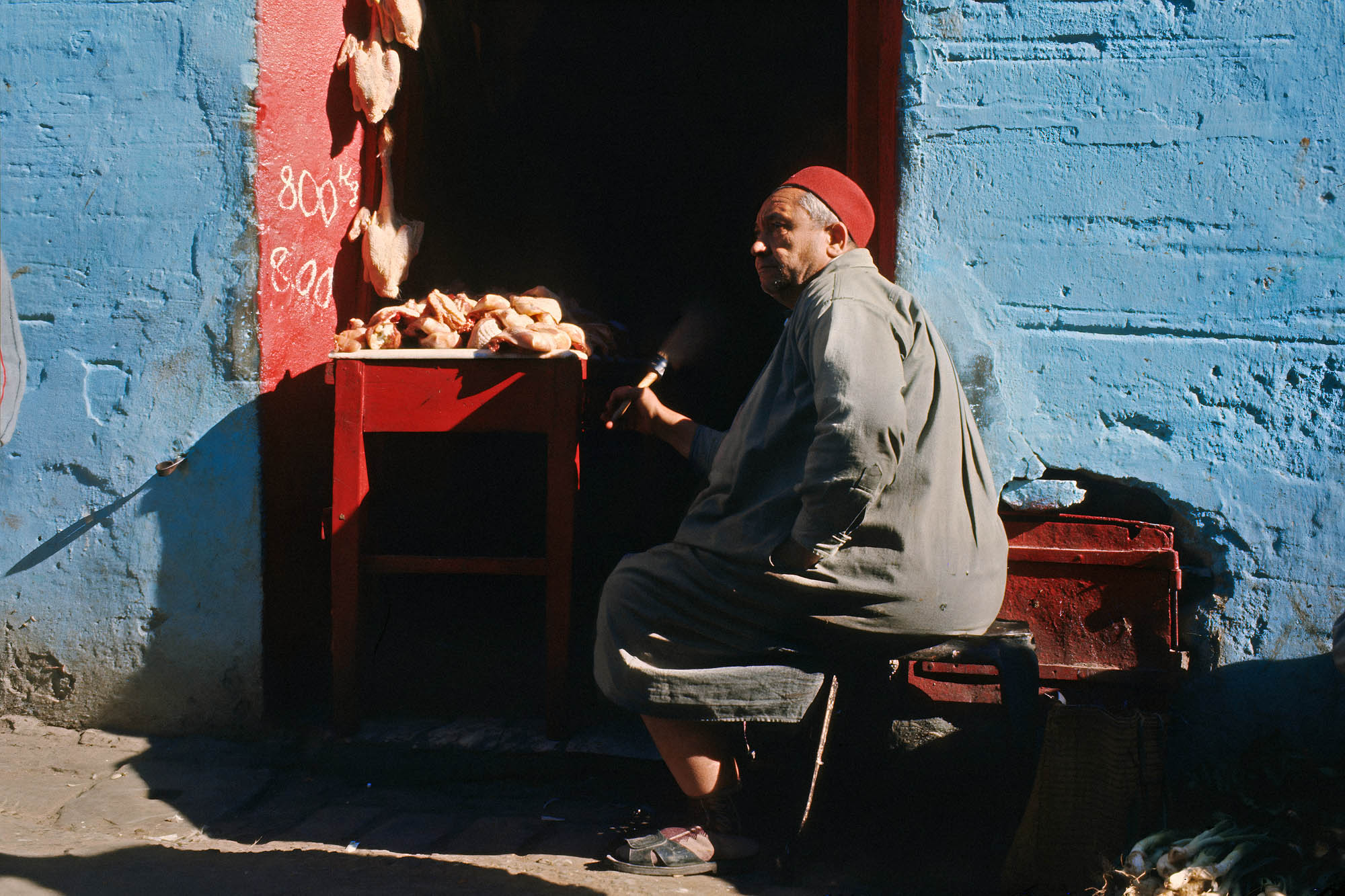 bill-hocker-chicken-vendor-tunis-tunisia-1971