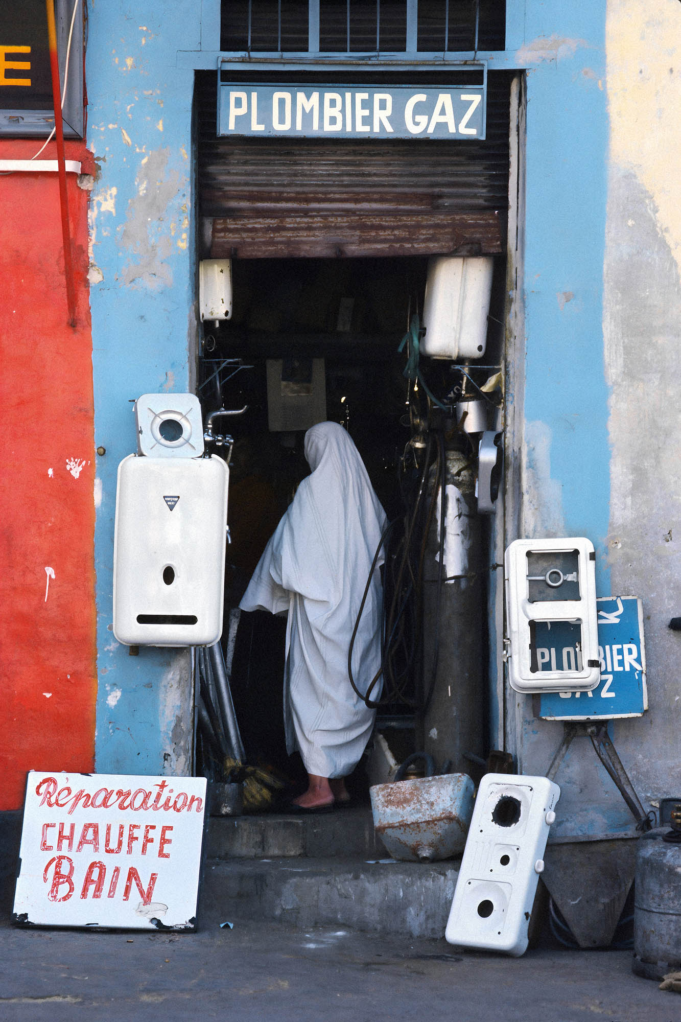 bill-hocker-plumbing-shop-tunis-tunisia-1972