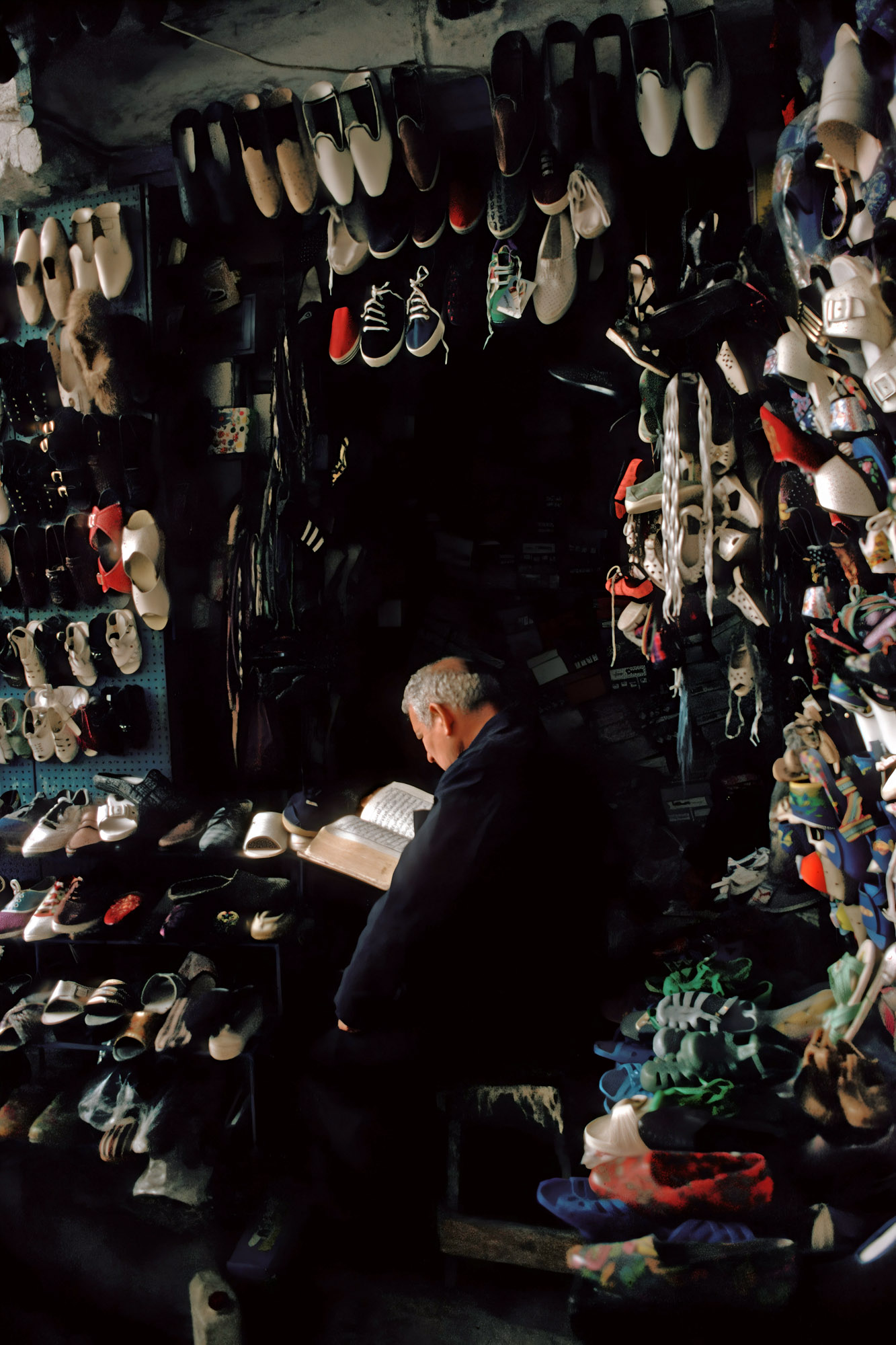 bill-hocker-reading-the-koran-tunis-tunisia-1994