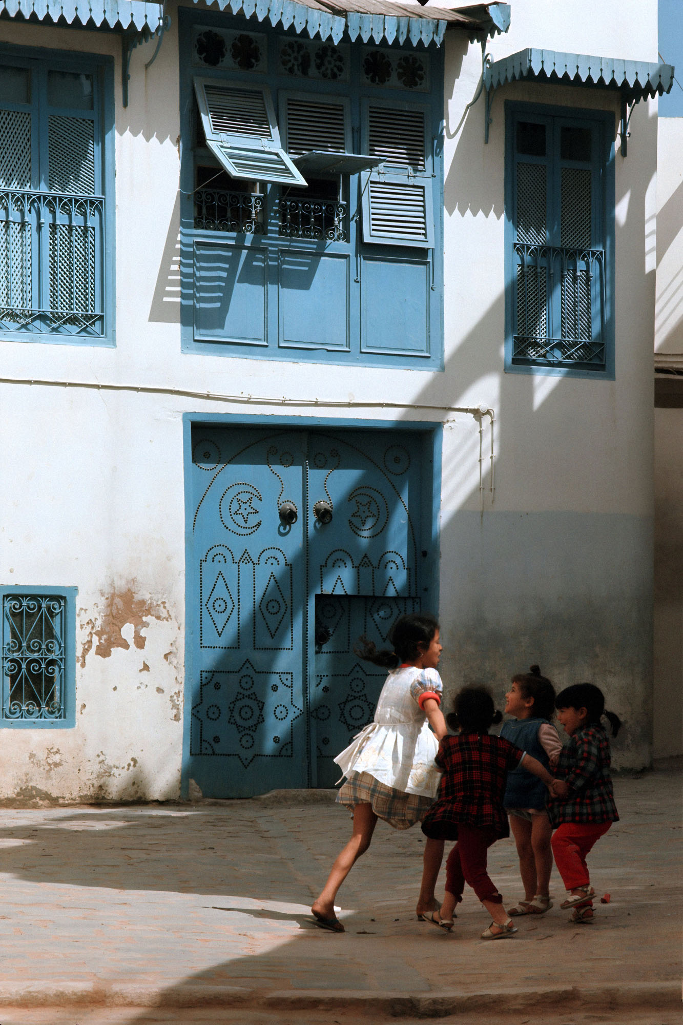 bill-hocker-courtyard-sidi-bou-saïd-tunisia-1971