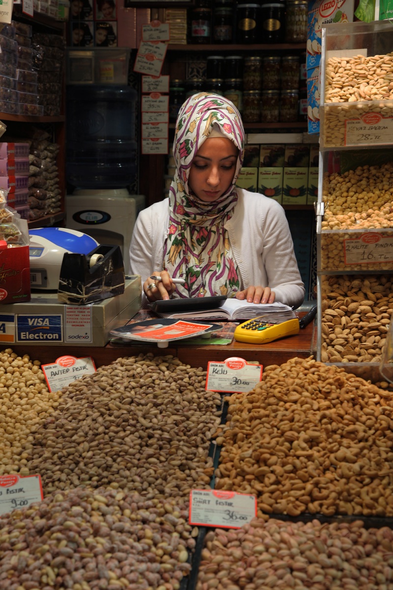 bill-hocker-nuts-spice-market-istanbul-turkey-2010