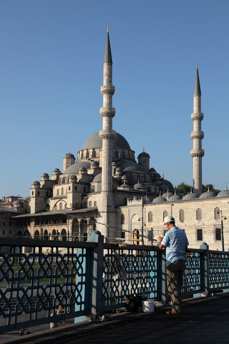 bill-hocker-galata-bridge-fisherman-yeni-camii-istanbul-turkey-2010