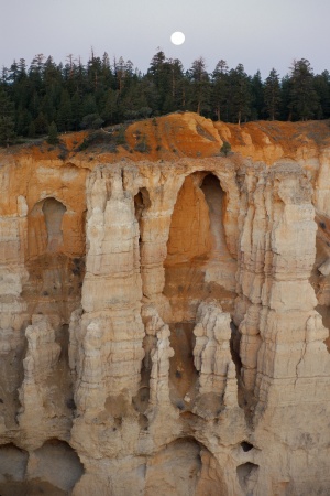 Moonset at Bryce Point
Bryce Canyon National Park
Utah 